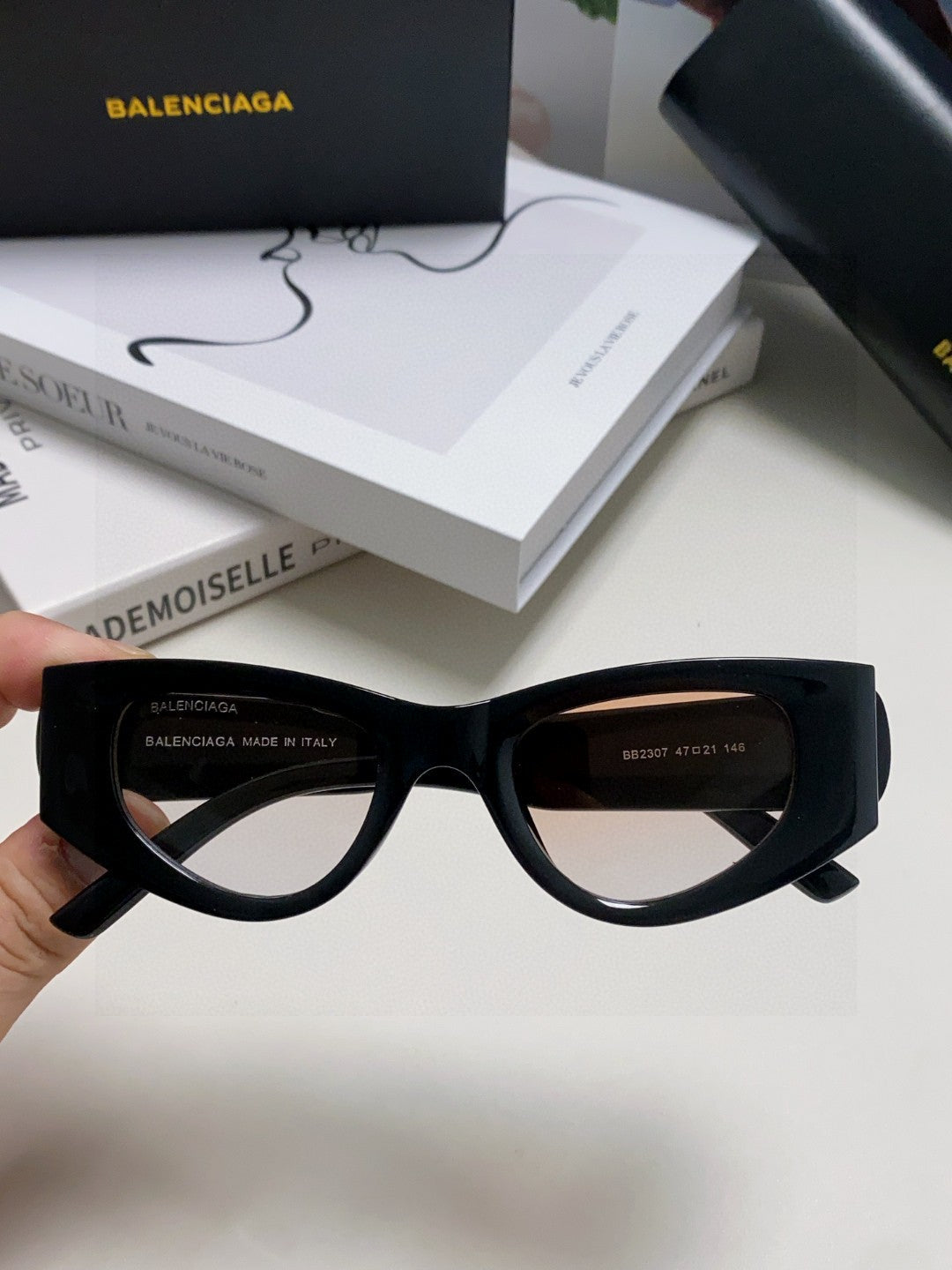 Balenciaga Polarized Cat-Eye Gray Lens Sunglasses for Men & Women - 416099 - detail image 3