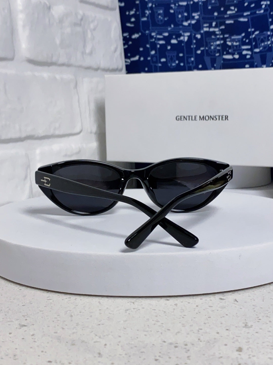 Gentle Monster TR1080 Polarized Cat-Eye Black Lens Sunglasses for Men & Women - detail image 3