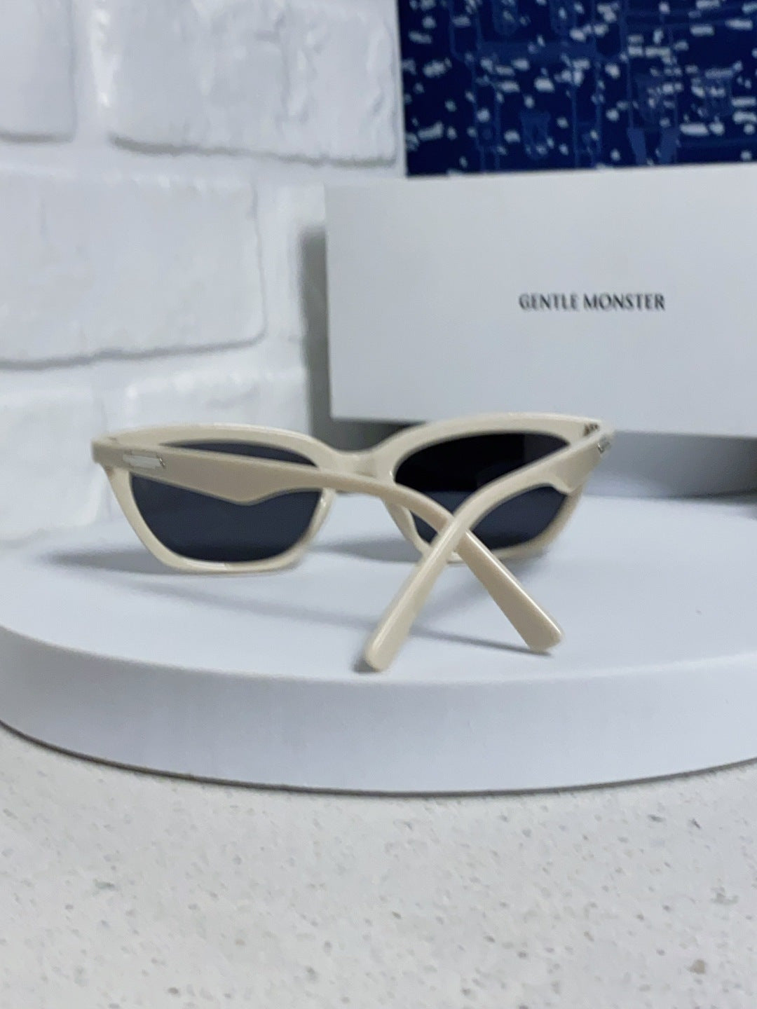 Gentle Monster LOTI Blue-Light Cat-Eye Silver Lens Sunglasses for Men & Women - detail image 3