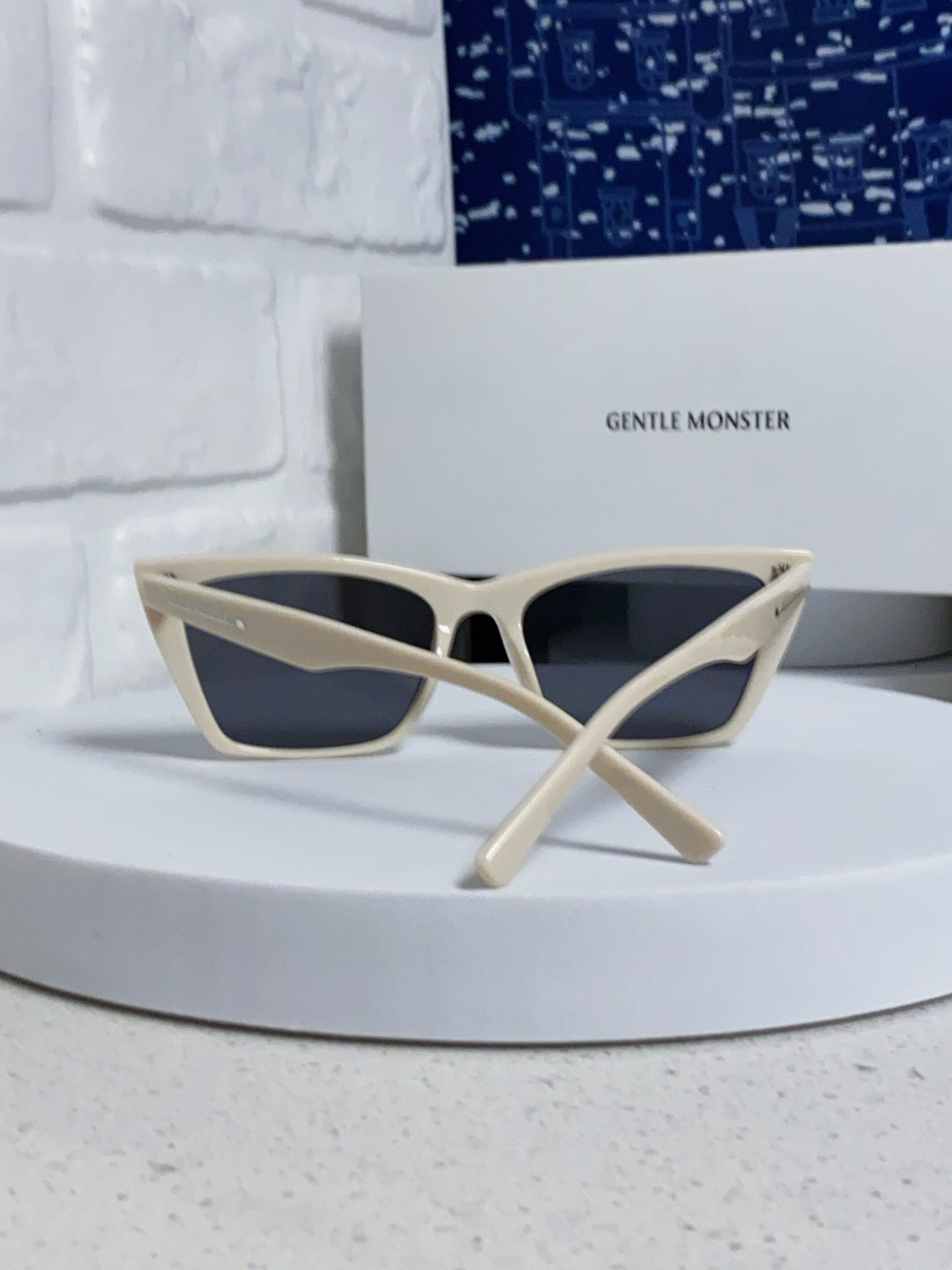 Gentle Monster TALIN Cat-Eye Gray Lens Sunglasses for Men & Women - detail image 3