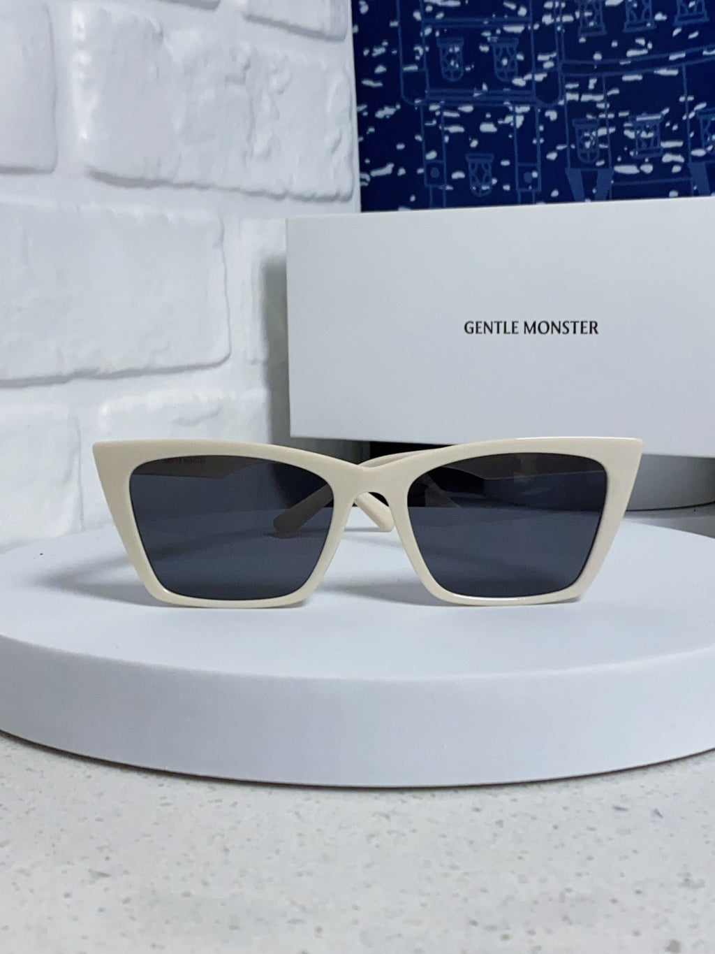 Gentle Monster TALIN Cat-Eye Gray Lens Sunglasses for Men & Women - detail image 2