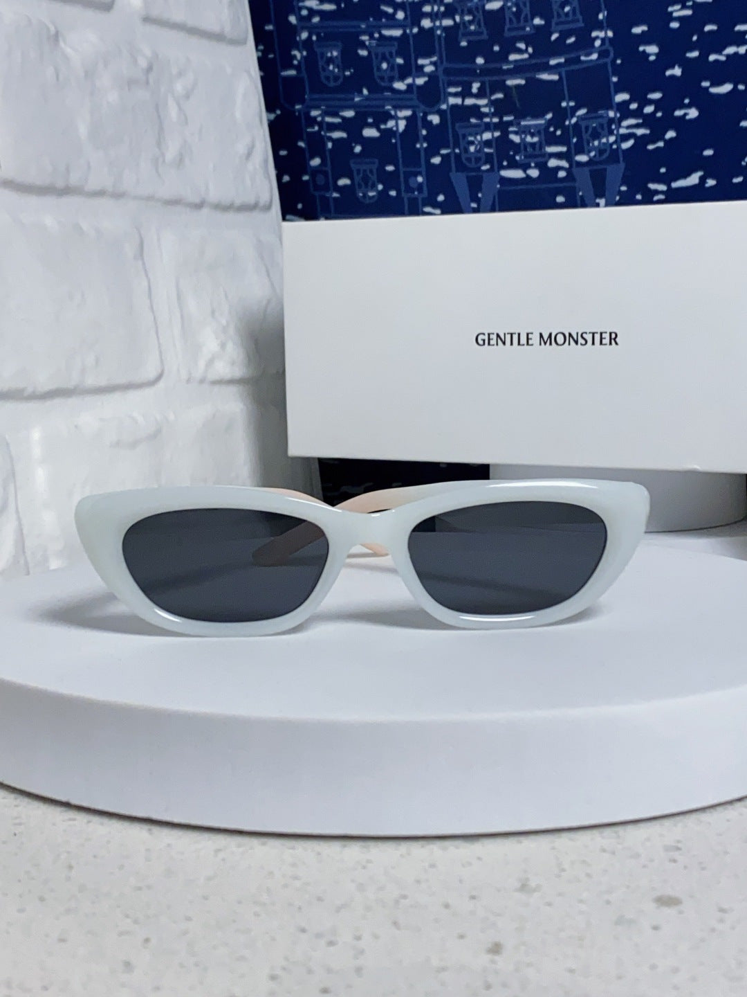 Gentle Monster 27AND7 Cat-Eye Silver Lens Sunglasses for Men & Women - 488047 - detail image 2