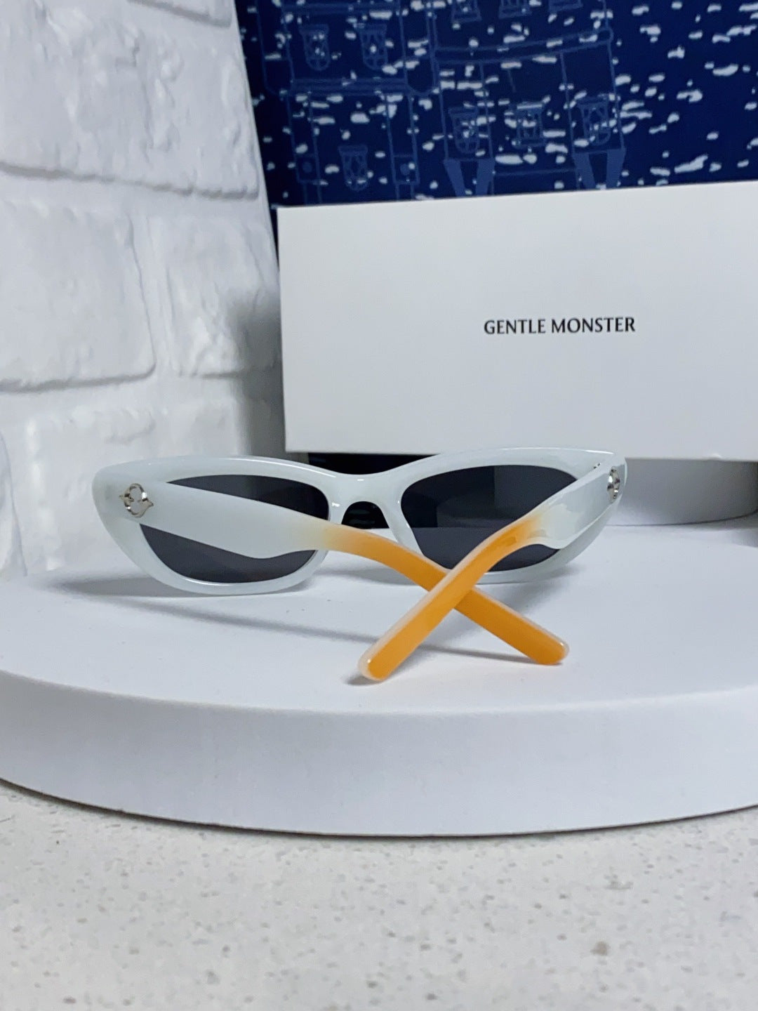 Gentle Monster 27AND7 Cat-Eye Silver Lens Sunglasses for Men & Women - 488047 - detail image 3