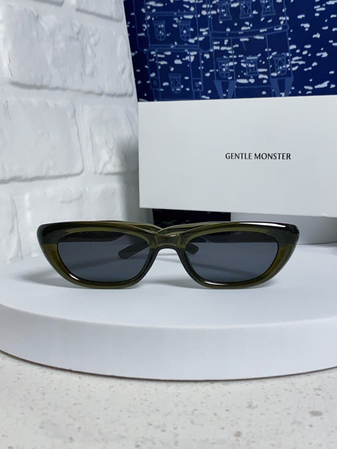 Gentle Monster 27AND7 Cat-Eye Black Lens Sunglasses for Men & Women - 488048 - detail image 2