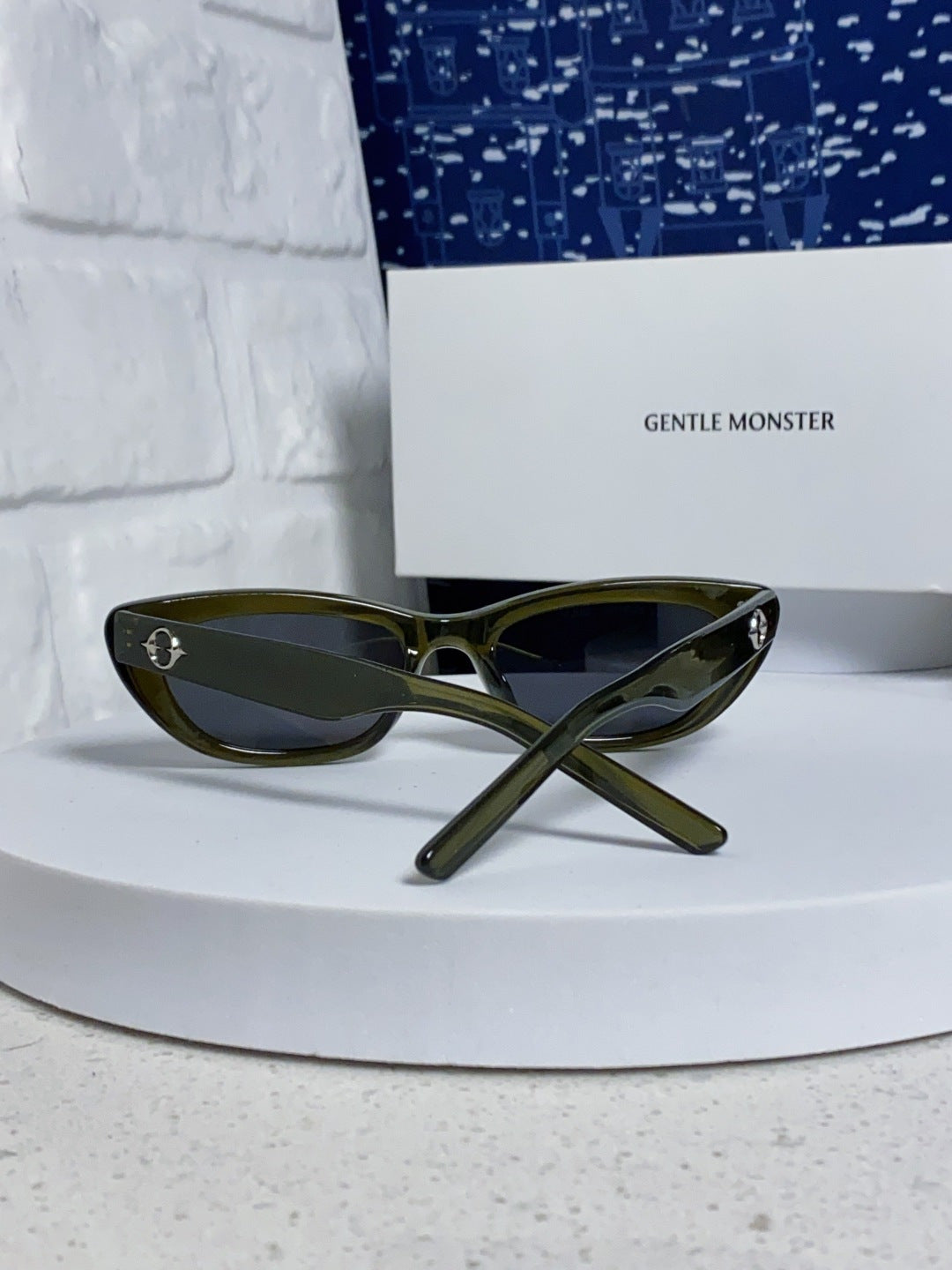 Gentle Monster 27AND7 Cat-Eye Black Lens Sunglasses for Men & Women - 488048 - detail image 3