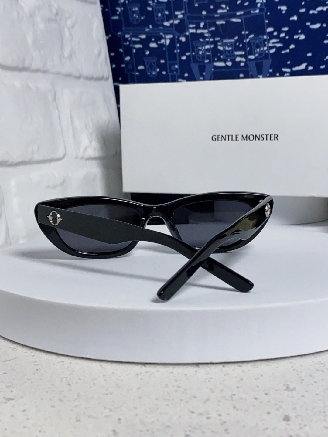 Gentle Monster 27AND7 Cat-Eye Black Lens Sunglasses for Men & Women - detail image 3