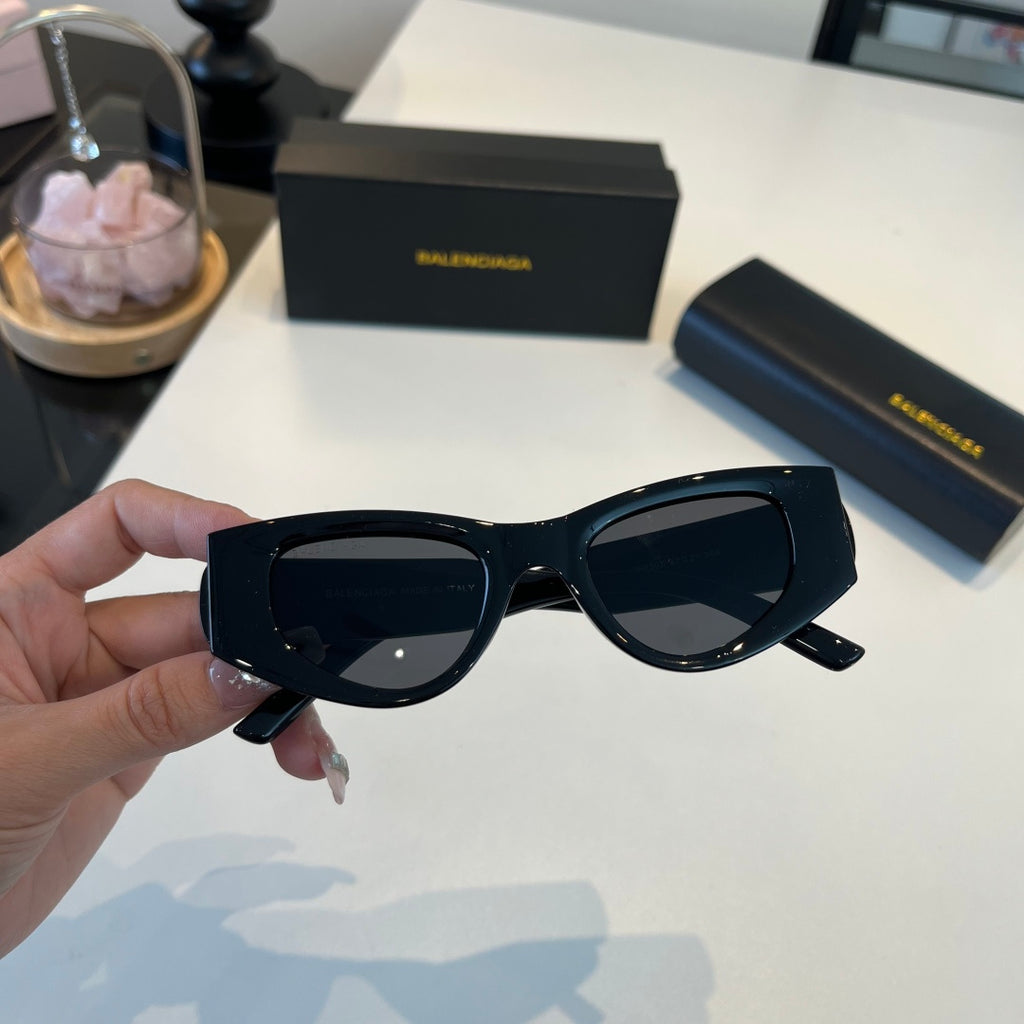 Balenciaga Rectangular Black Lens Sunglasses for Men & Women - 449654 - detail image 4