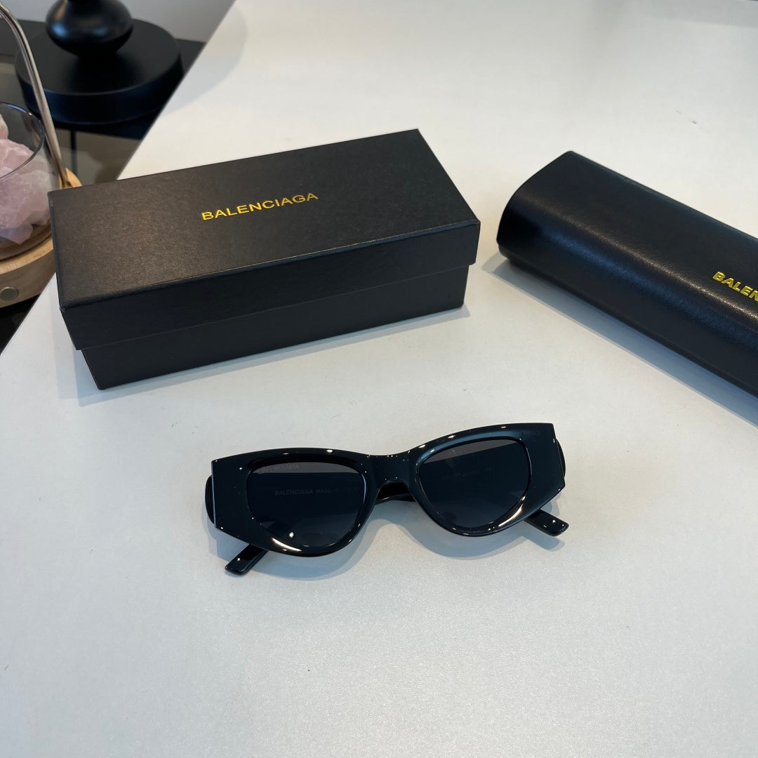 Balenciaga Rectangular Black Lens Sunglasses for Men & Women - 416136 - detail image 6