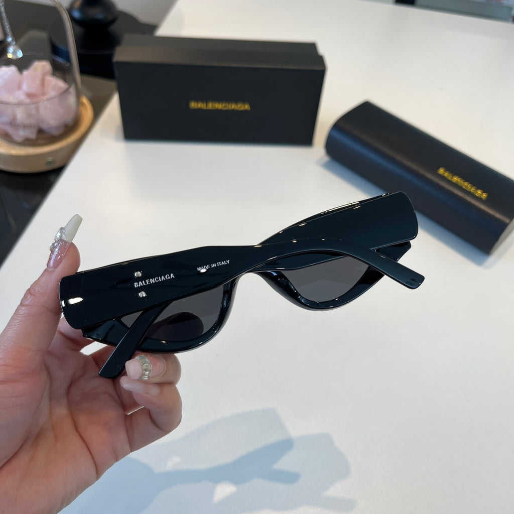 Balenciaga Rectangular Black Lens Sunglasses for Men & Women - 372351 - detail image 5