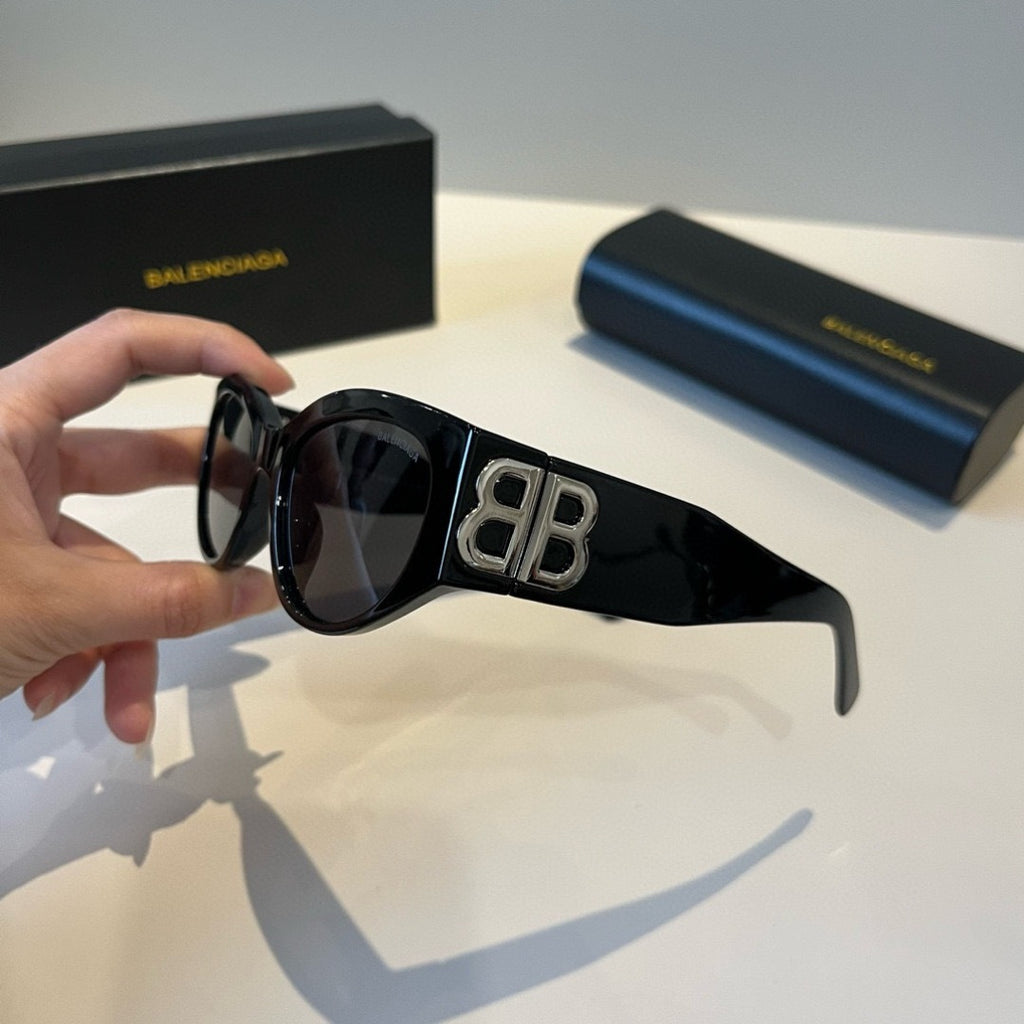 Balenciaga Rectangular Black Lens Sunglasses for Men & Women - 416089 - detail image 4