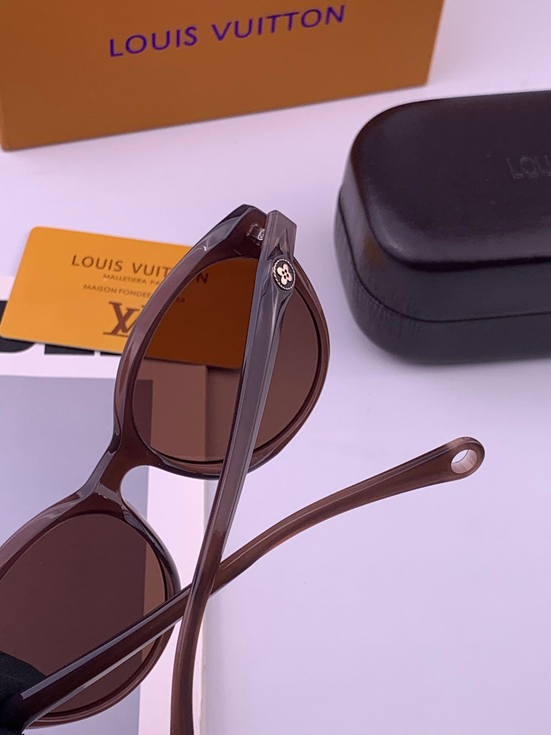 Louis Vuitton L6907 Fashion Black Lens Sunglasses for Men & Women - 431285 - detail image 3