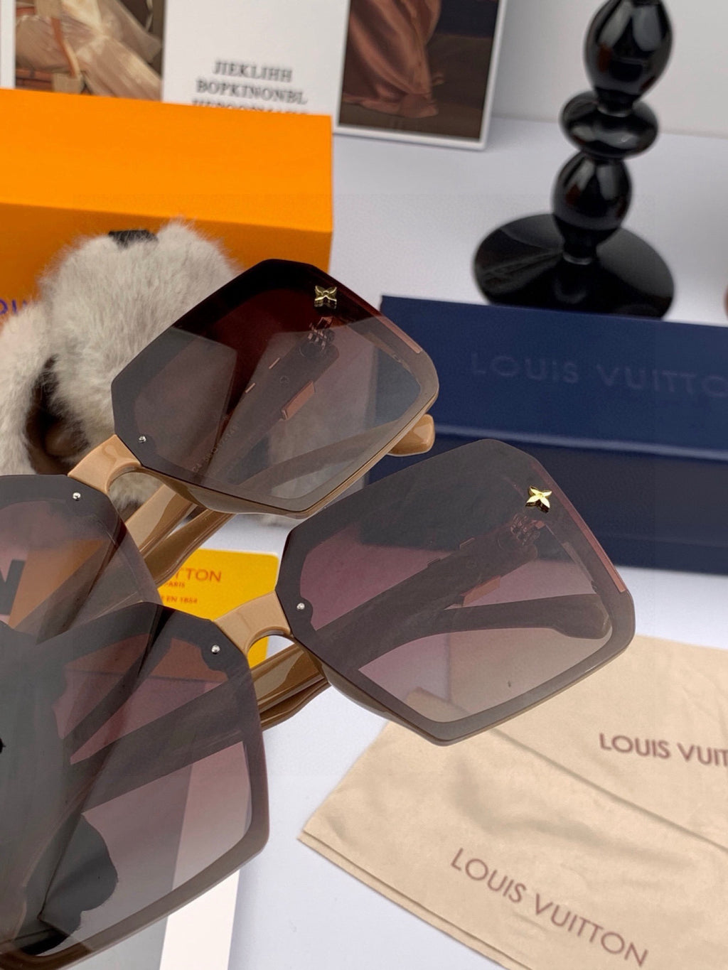 Louis Vuitton L3262 Square Red Lens Sunglasses for Men & Women - 431177 - detail image 3