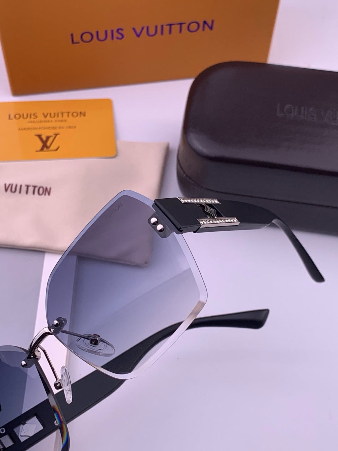 Louis Vuitton L9261 Square Black Lens Sunglasses for Men & Women - 431182 - detail image 3