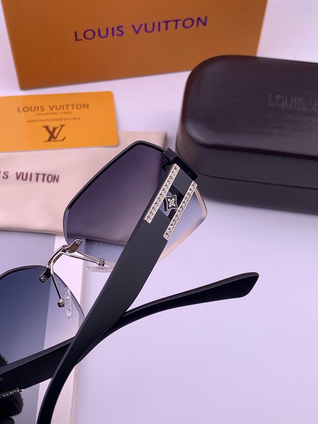 Louis Vuitton L9261 Square Black Lens Sunglasses for Men & Women - 431182 - detail image 5