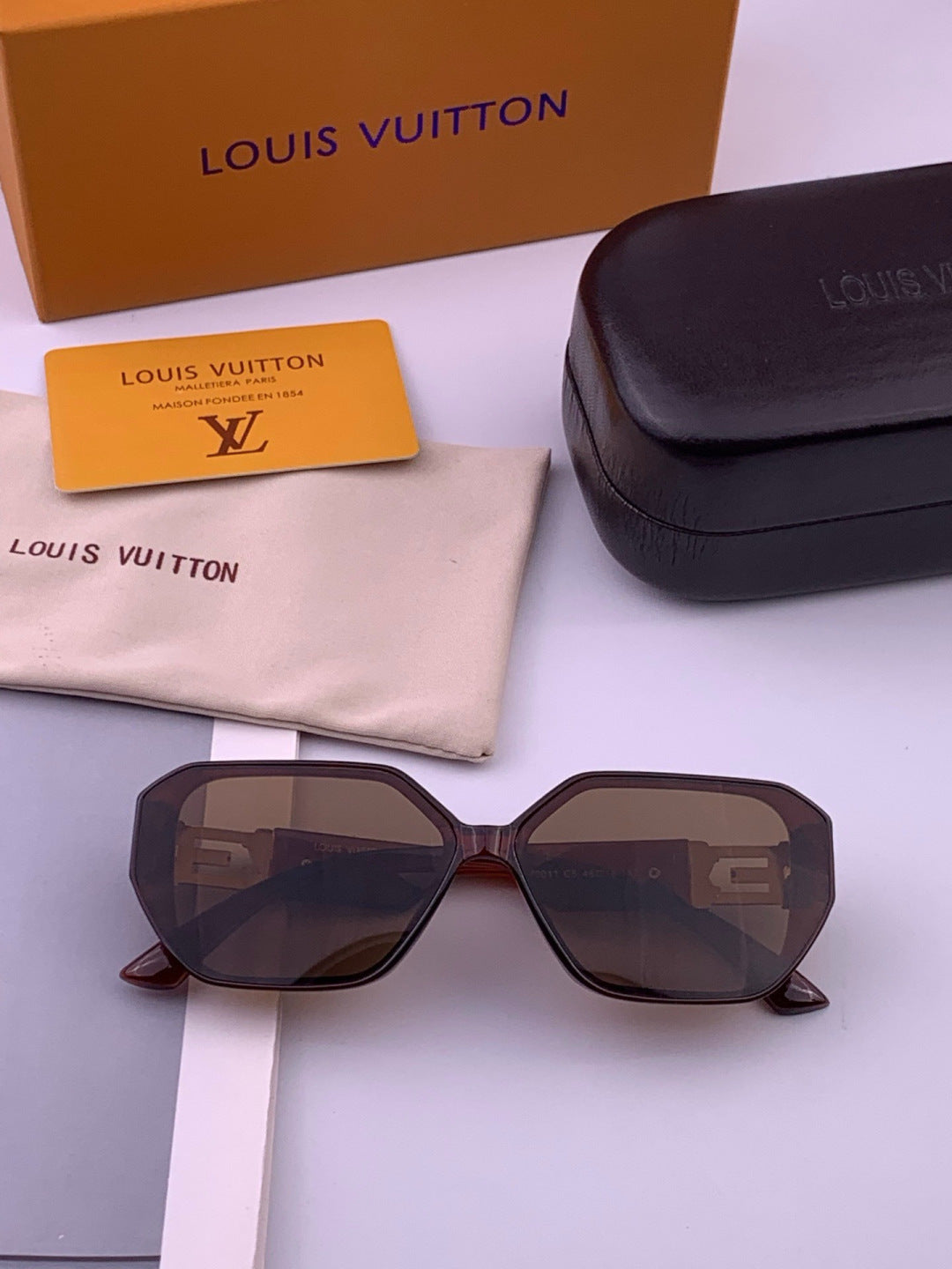 Louis Vuitton L17001 Square Black Lens Sunglasses for Women - 431187 - detail image 7