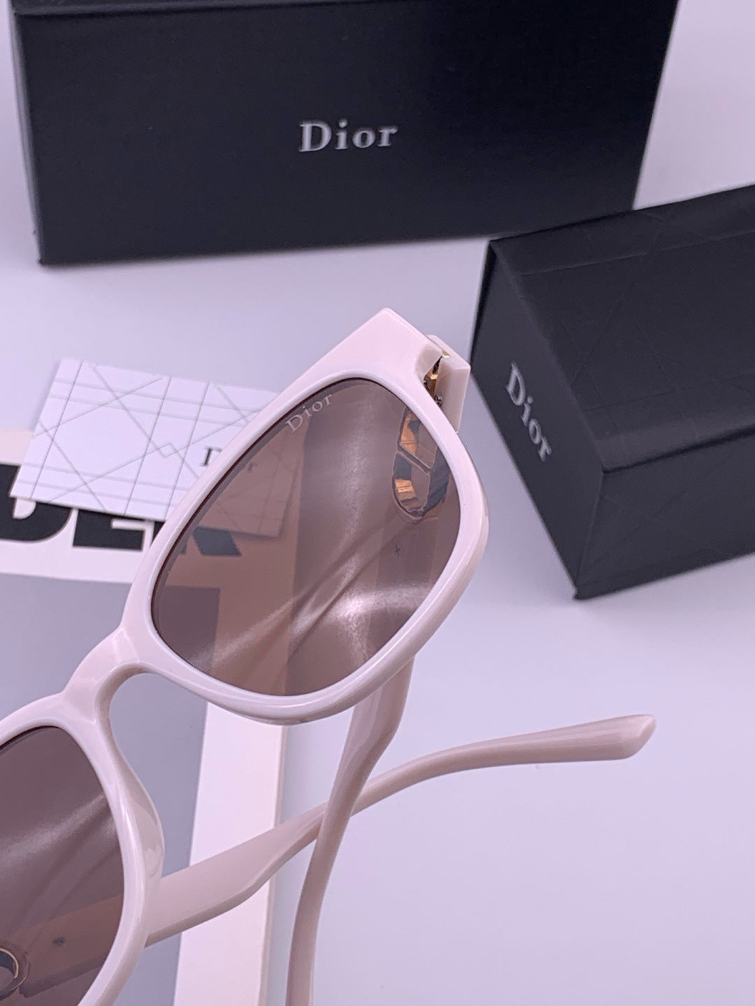 Dior D8913 Polarized Square Red Lens Sunglasses for Men & Women - 449092 - detail image 7