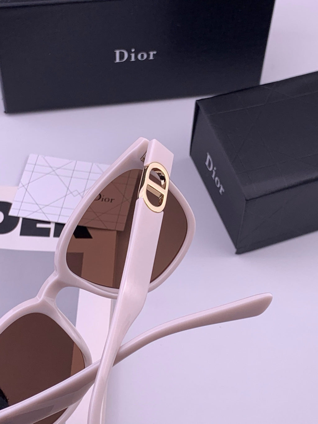Dior D8913 Polarized Square Red Lens Sunglasses for Men & Women - 449092 - detail image 6