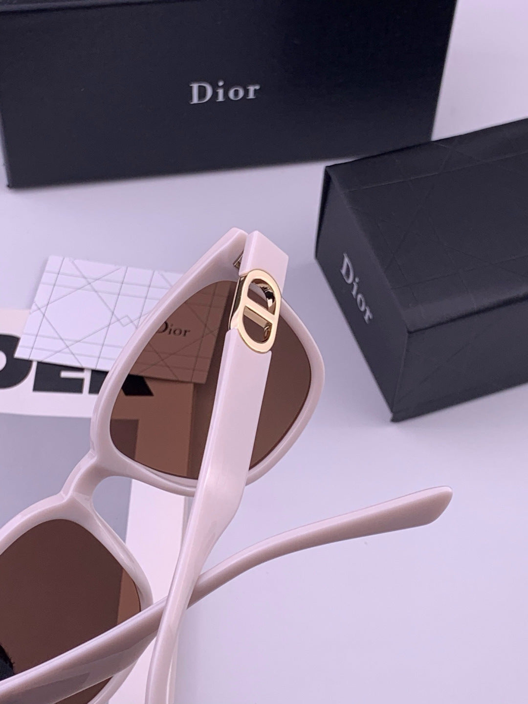 Dior D8913 Polarized Square Red Lens Sunglasses for Men & Women - 449092 - detail image 6