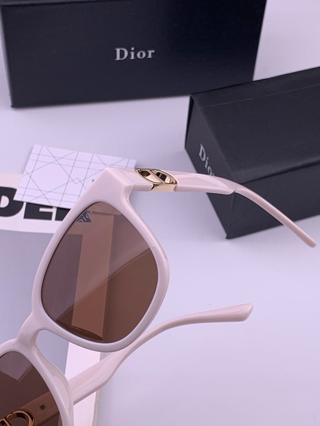 Dior D8913 Polarized Square Red Lens Sunglasses for Men & Women - 449092 - detail image 3
