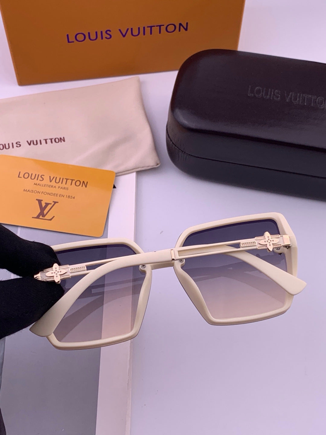 Louis Vuitton L6302 Square Gold Lens Sunglasses for Men & Women - 448512 - detail image 4