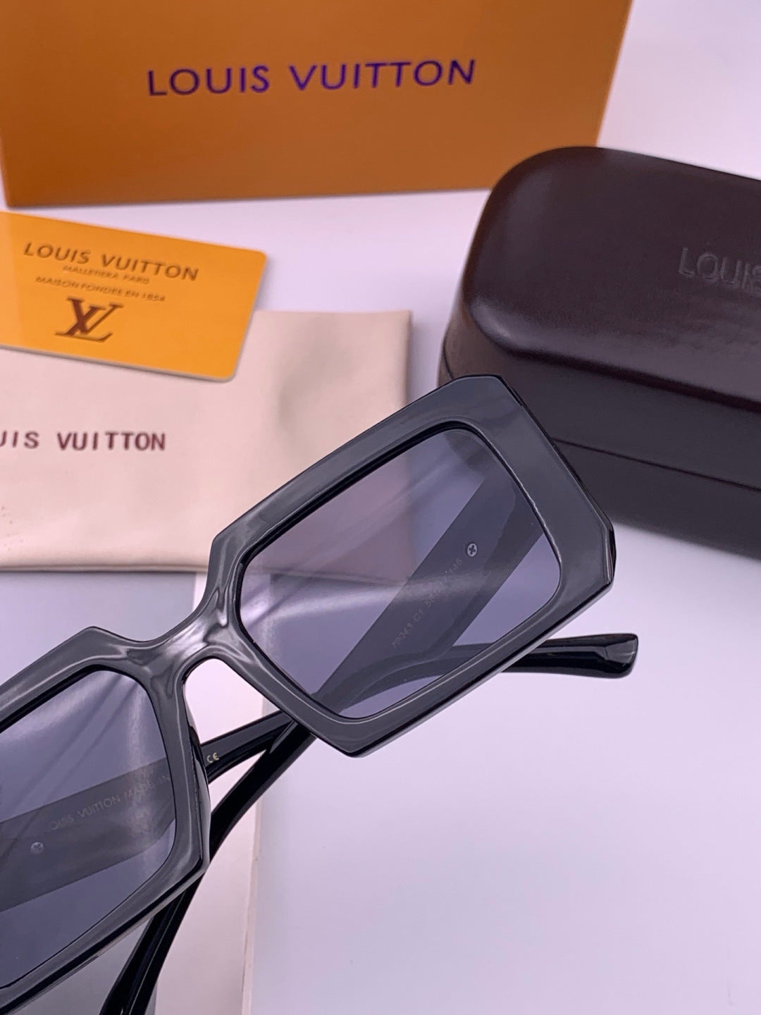 Louis Vuitton L37004 Oversized Black Lens Sunglasses for Men & Women - 448488 - detail image 5