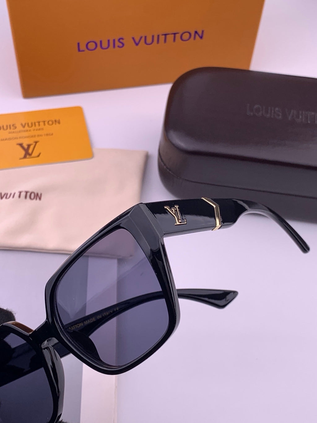 Louis Vuitton L77004 Oversized Black Lens Sunglasses for Men & Women - 448490 - detail image 2