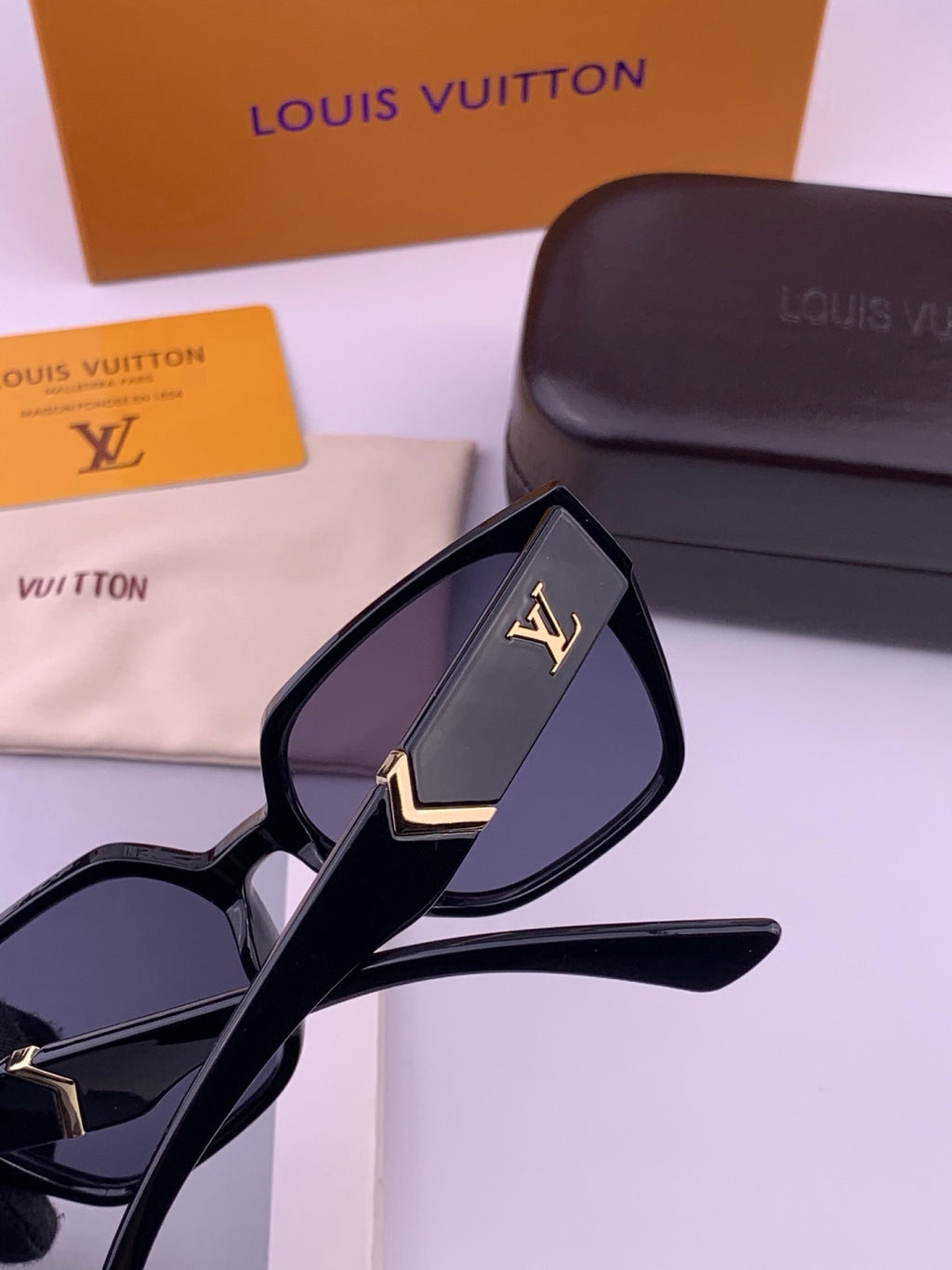 Louis Vuitton L77004 Oversized Black Lens Sunglasses for Men & Women - 448490 - detail image 3