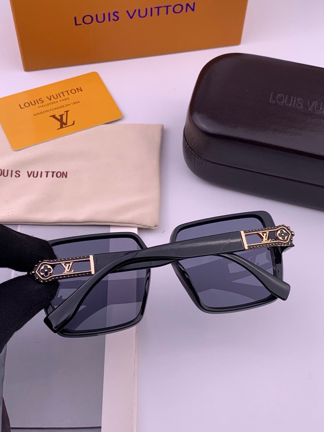 Louis Vuitton L77004 Oversized Blue Lens Sunglasses for Men & Women - 448493 - detail image 4