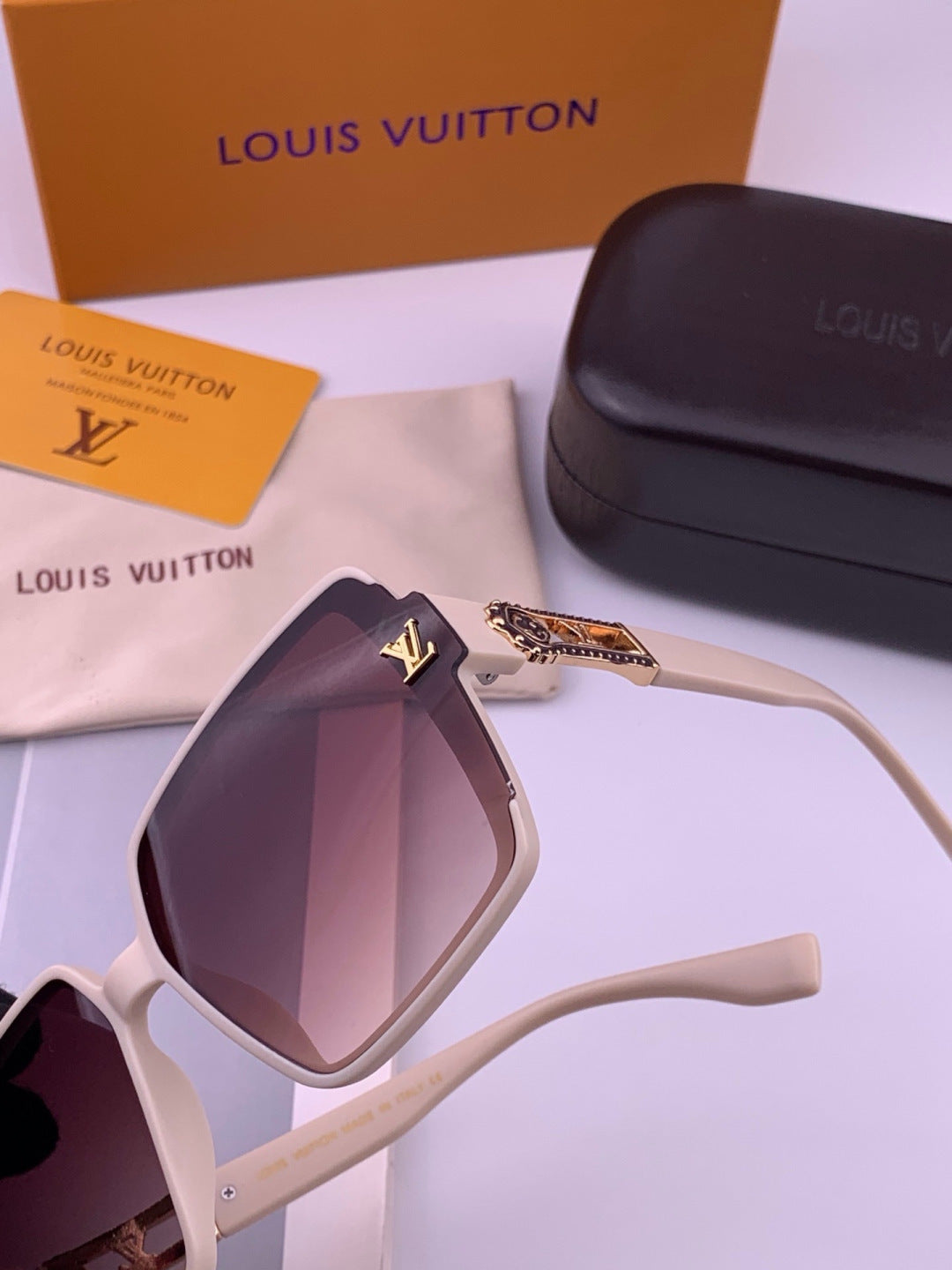 Louis Vuitton L77004 Oversized Purple Lens Sunglasses for Men & Women - 448494 - detail image 2