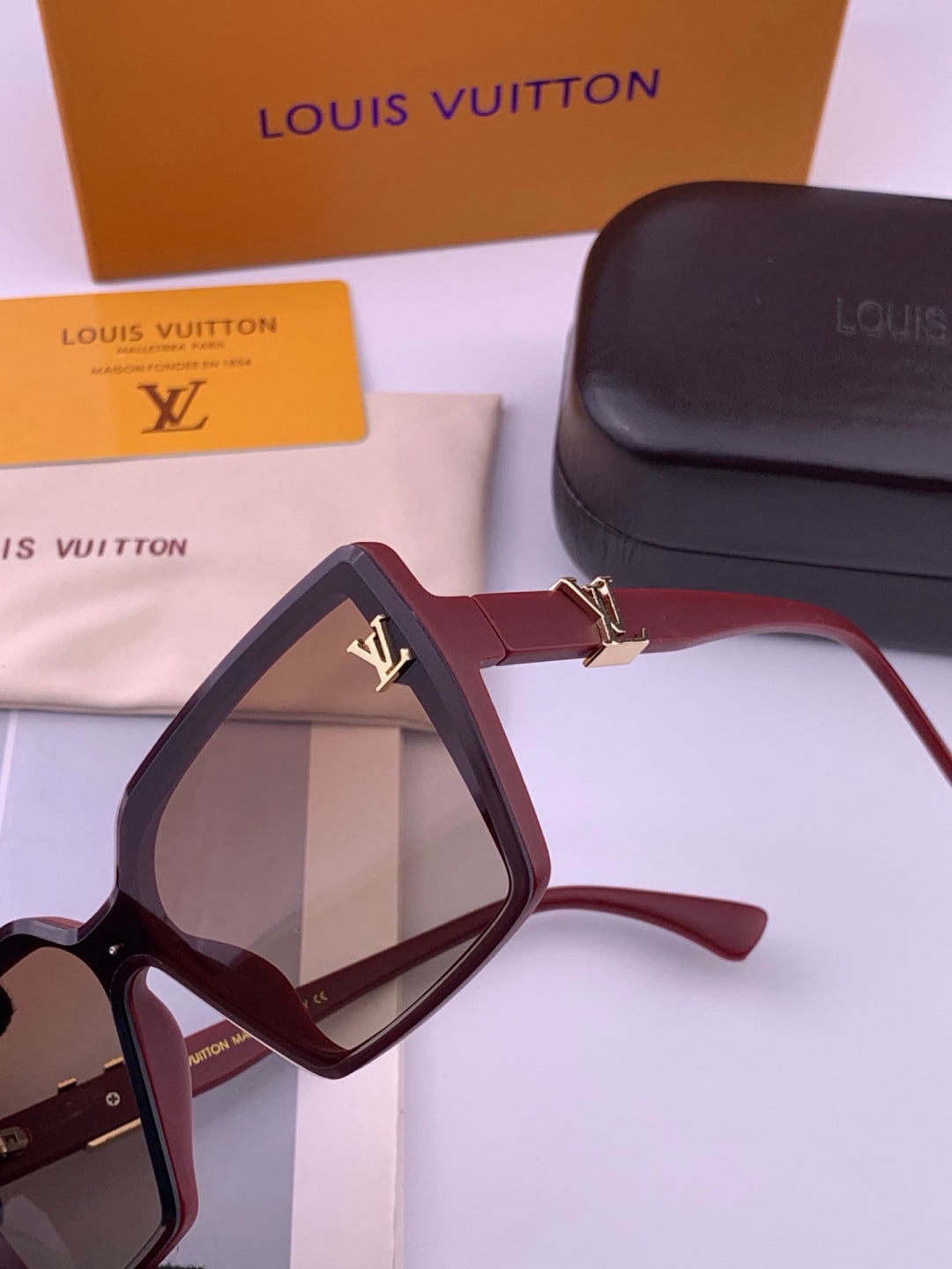 Louis Vuitton L57002 Oversized Purple Lens Sunglasses for Men & Women - 448495 - detail image 5