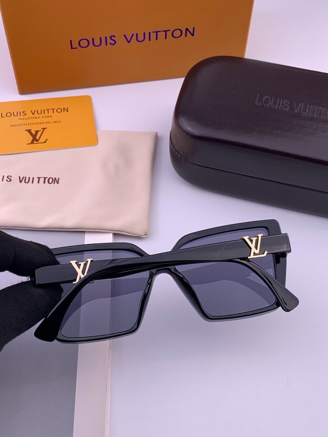 Louis Vuitton L57002 Oversized Black Lens Sunglasses for Men & Women - 448496 - detail image 4