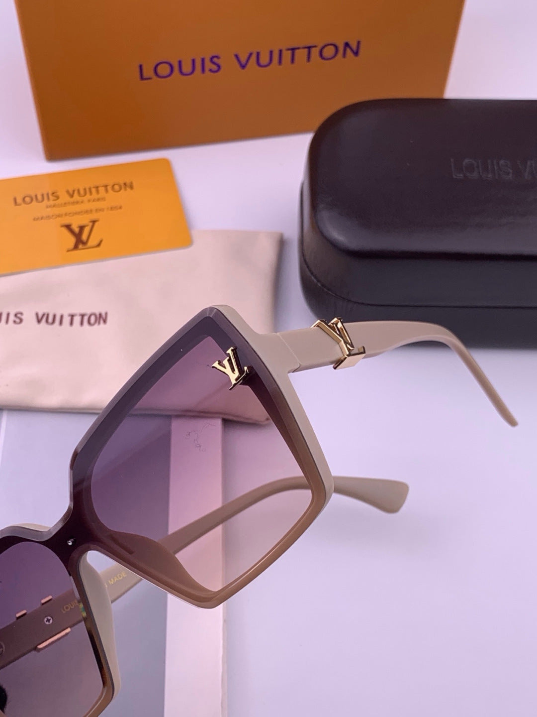 Louis Vuitton L57002 Oversized Purple Lens Sunglasses for Men & Women - 448497 - detail image 3