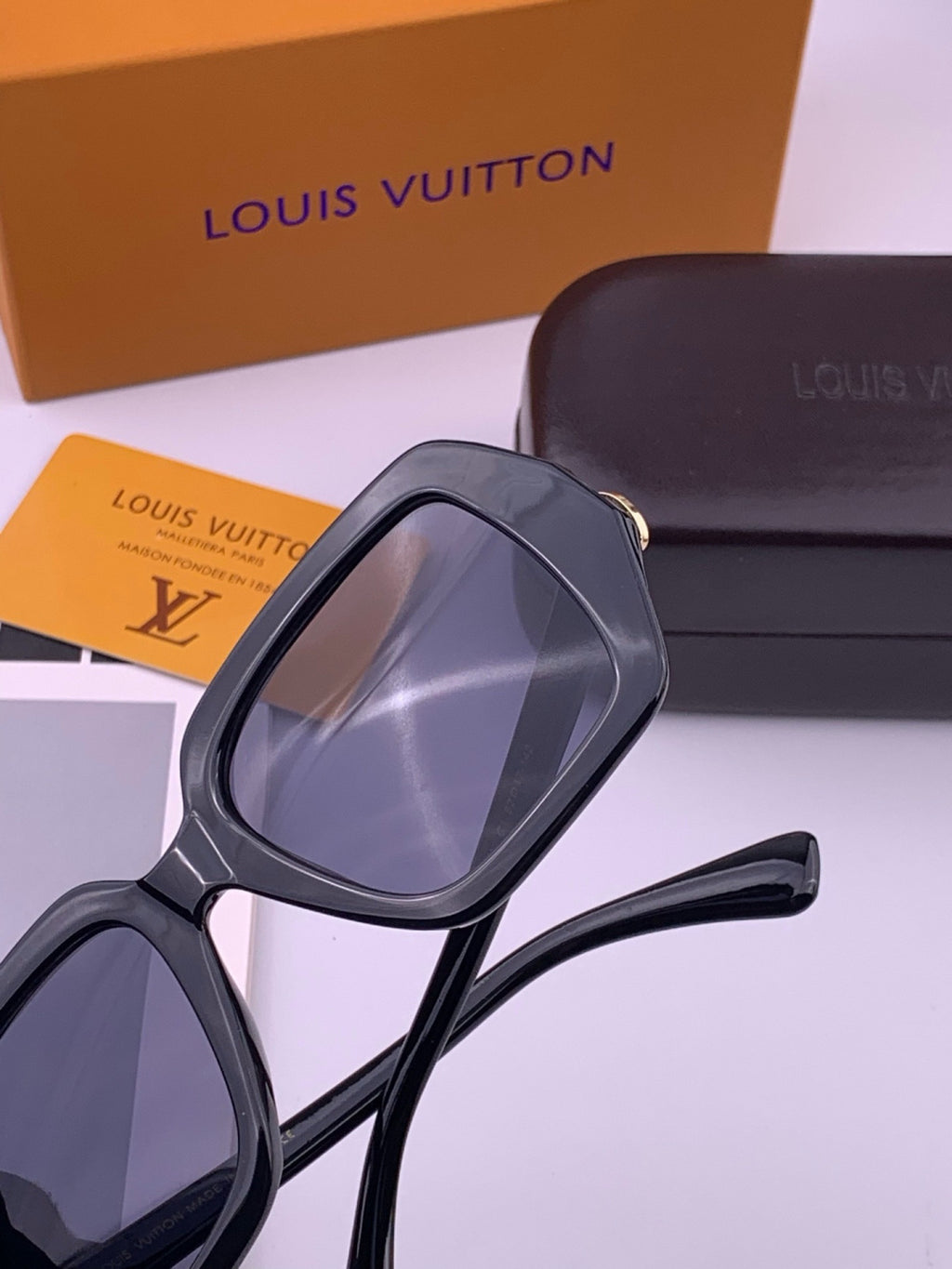 Louis Vuitton L27006 Oversized Brown Lens Sunglasses for Men & Women - 448576 - detail image 3