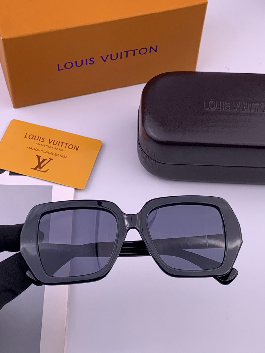 Louis Vuitton L27006 Oversized Brown Lens Sunglasses for Men & Women - 448576