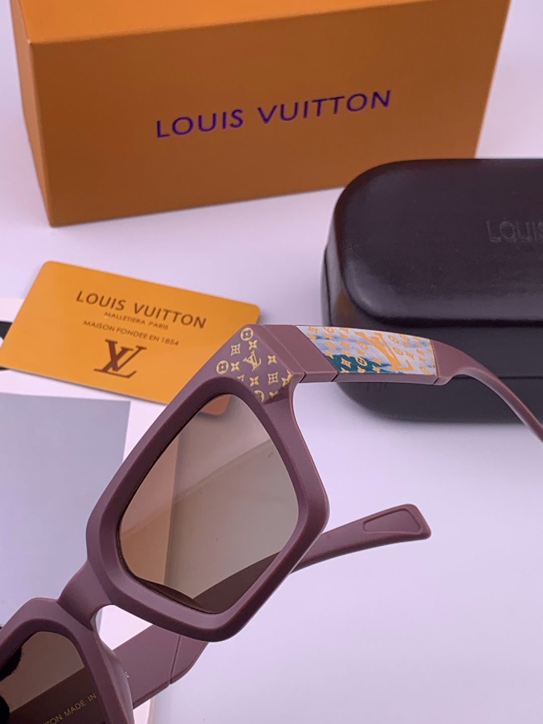 Louis Vuitton L37000 Oversized Brown Lens Sunglasses for Men & Women - 448578 - detail image 4
