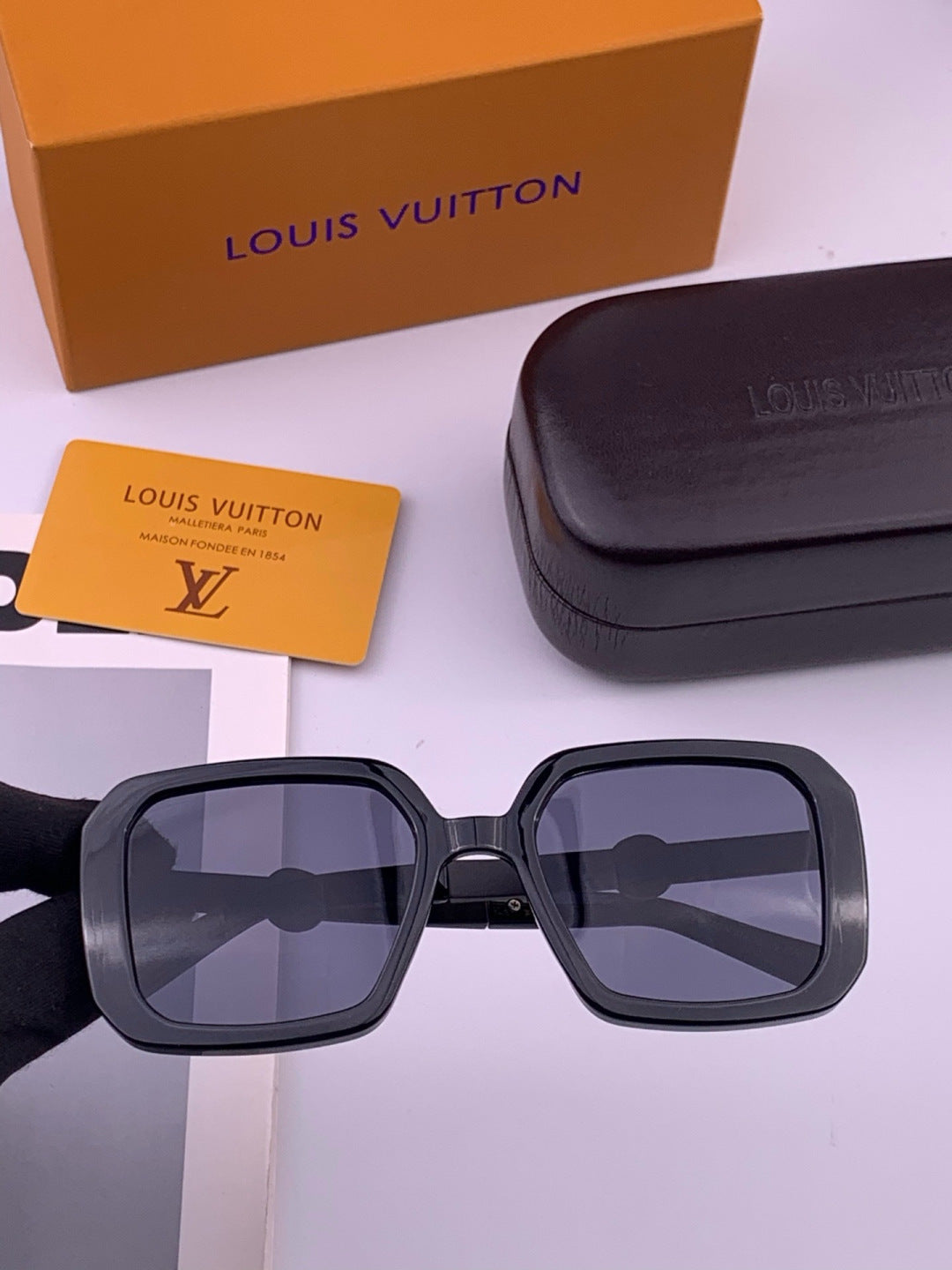 Louis Vuitton L37007 Oversized Brown Lens Sunglasses for Men & Women - 448580