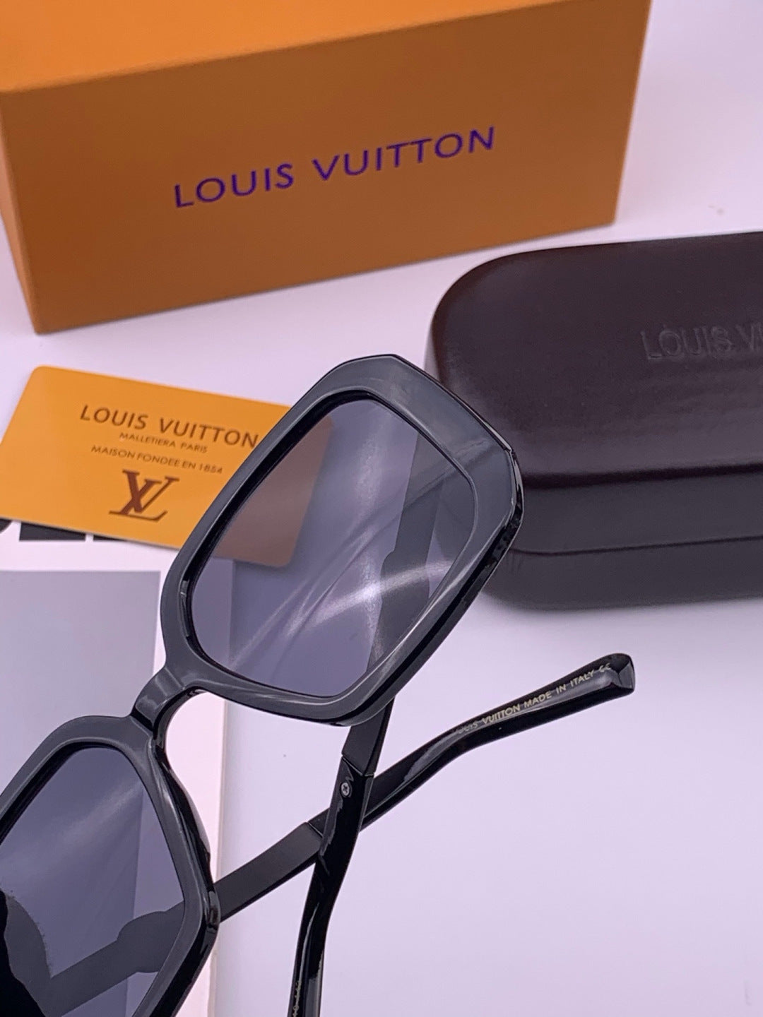 Louis Vuitton L37007 Oversized Brown Lens Sunglasses for Men & Women - 448580 - detail image 3