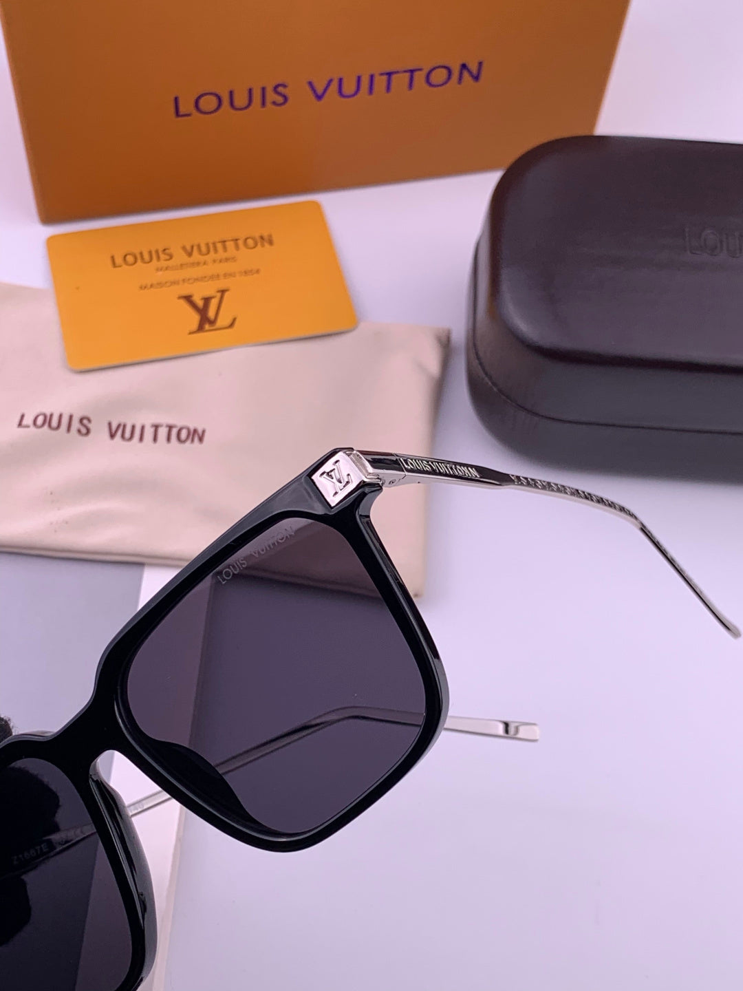 Louis Vuitton L7166 Aviator Gold Lens Sunglasses for Men & Women - 448554 - detail image 4