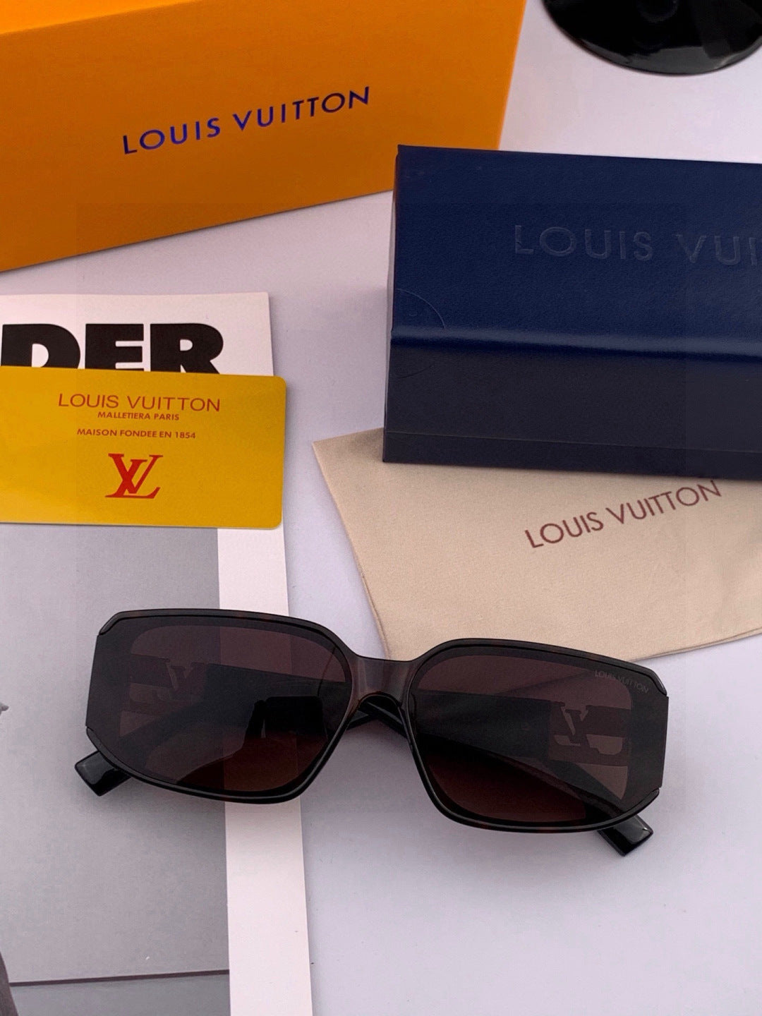 Louis Vuitton L5551 Square Black Lens Sunglasses for Men & Women - 464802 - detail image 3