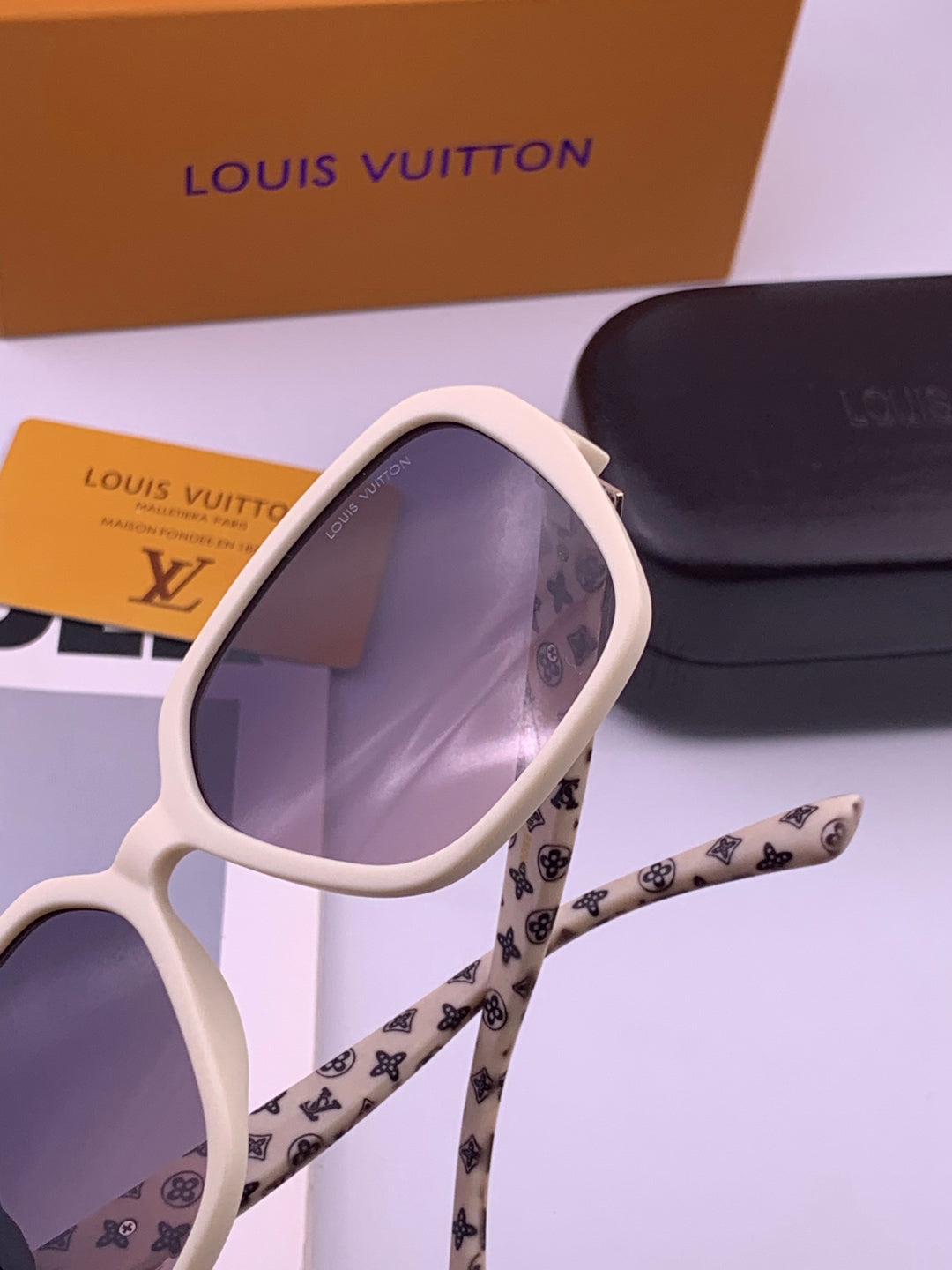 Louis Vuitton L3305 Square Gold Lens Sunglasses for Men & Women - 464622 - detail image 5