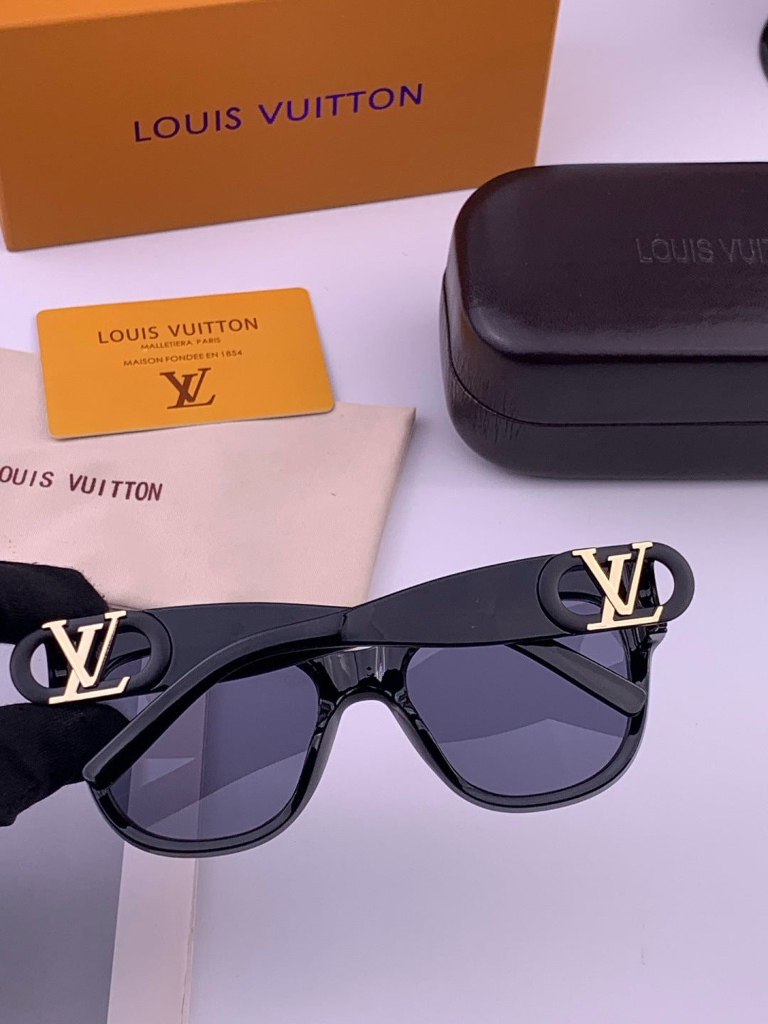 Louis Vuitton L07002 Square Black Lens Sunglasses for Women - 464709 - detail image 4