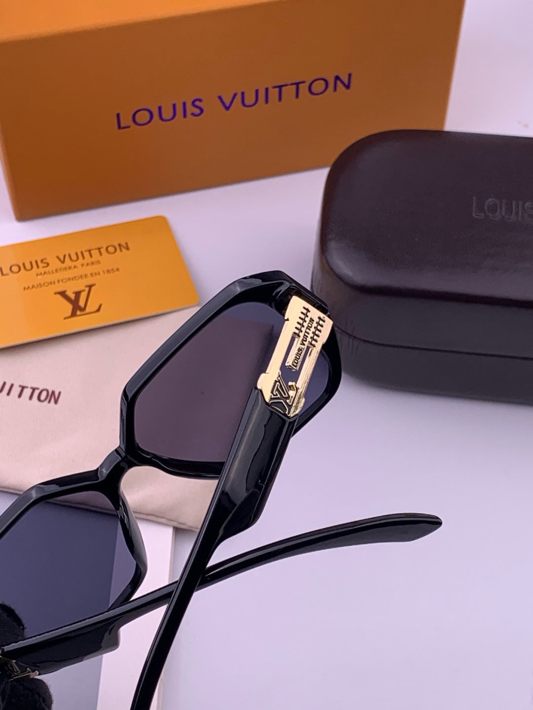 Louis Vuitton L17001 Square Black Lens Sunglasses for Women - 464712 - detail image 4