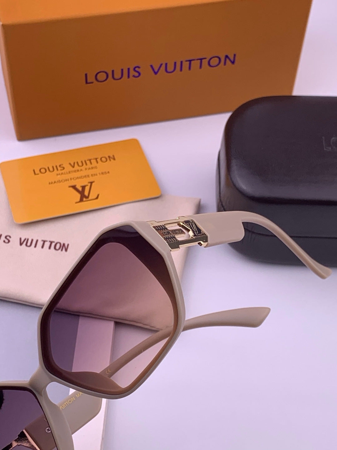 Louis Vuitton L17001 Square Purple Lens Sunglasses for Women - 464713 - detail image 3