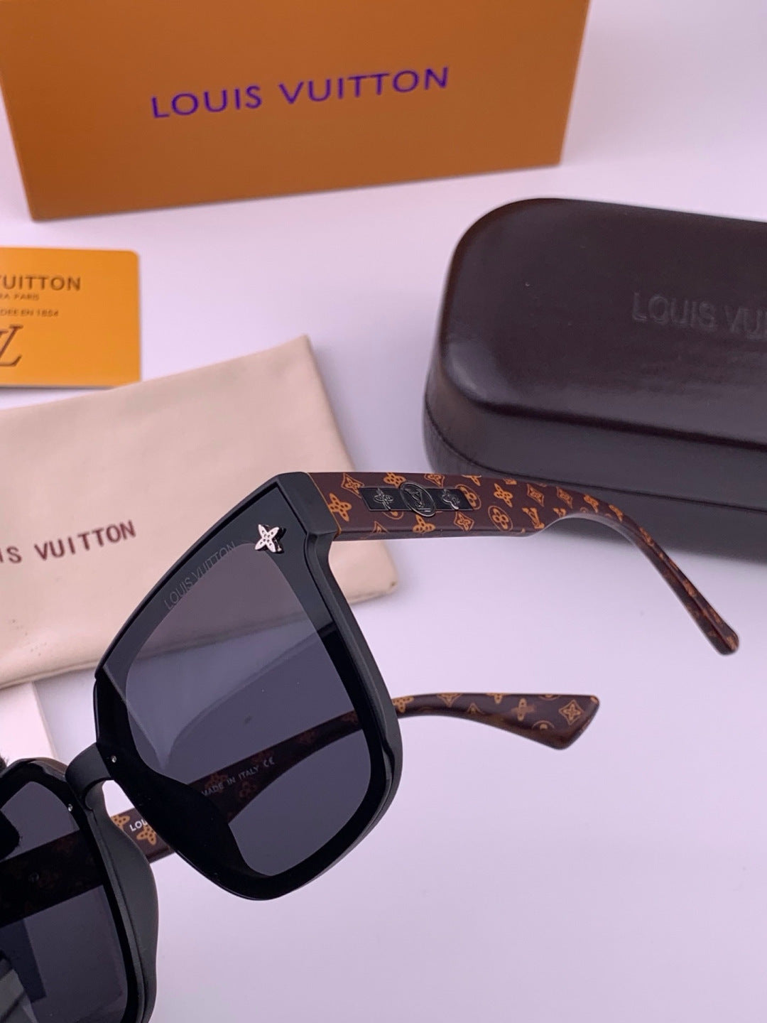 Louis Vuitton L1132 Square Gold Lens Sunglasses for Women - 464697 - detail image 4