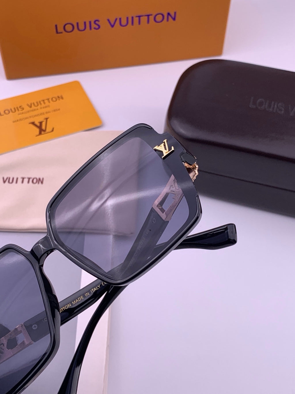 Louis Vuitton L77004 Oversized Blue Lens Sunglasses for Men & Women - detail image 6