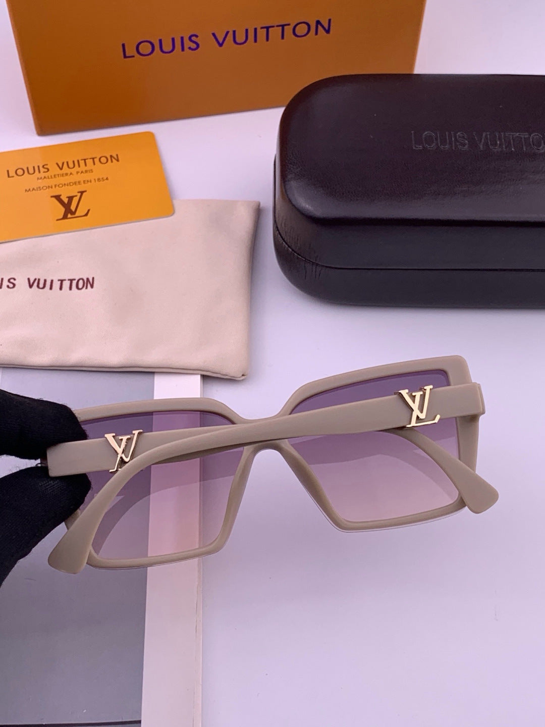 Louis Vuitton L57002 Oversized Purple Lens Sunglasses for Men & Women - detail image 4
