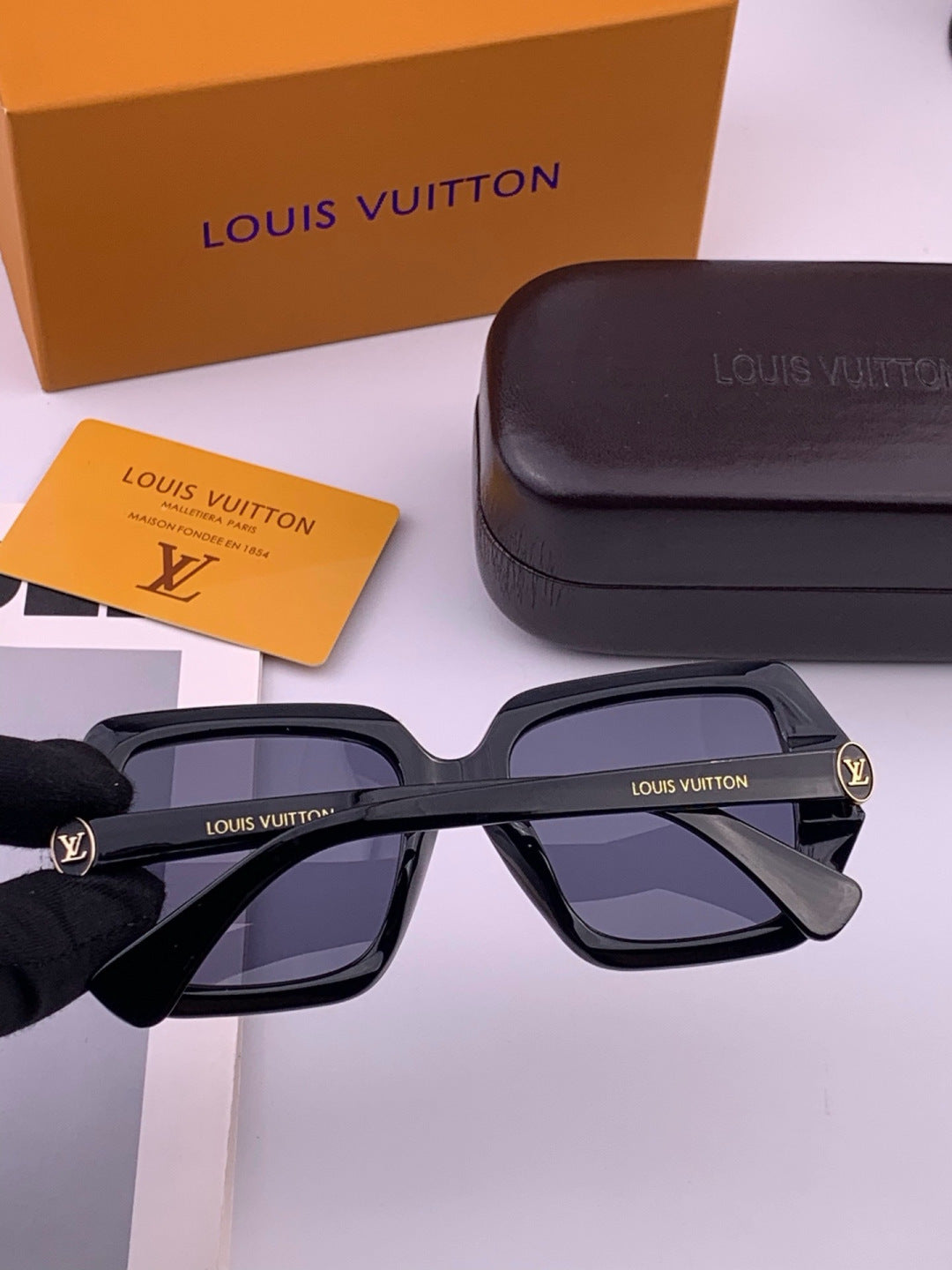 Louis Vuitton L27006 Oversized Brown Lens Sunglasses for Men & Women - detail image 6