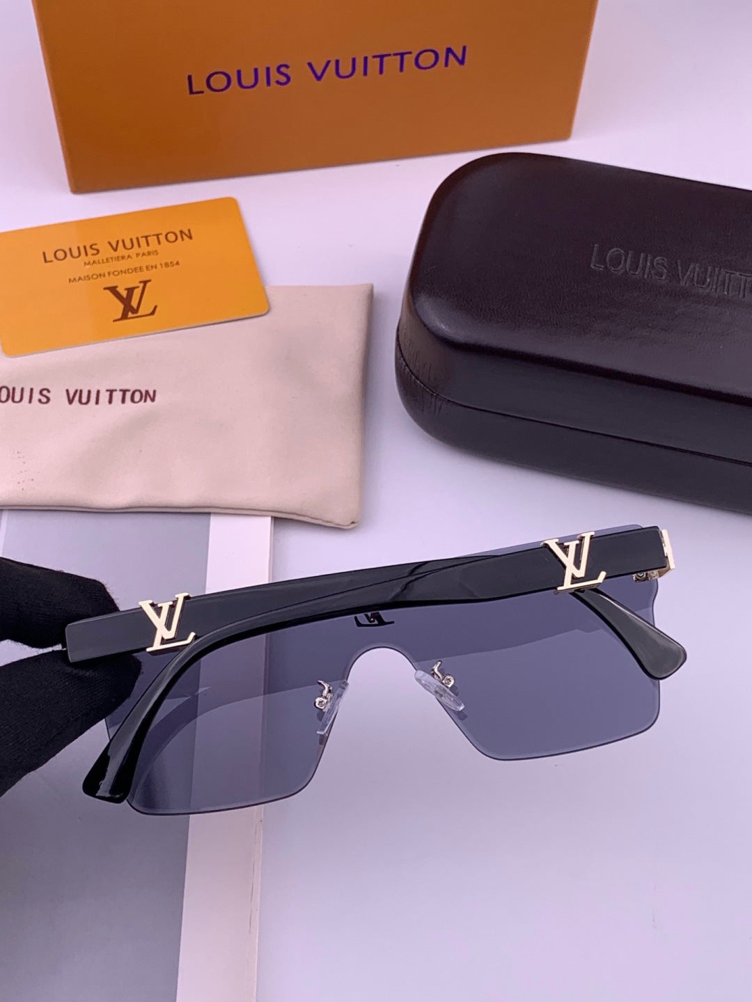 Louis Vuitton L36000 Oversized Blue Lens Sunglasses for Men & Women - detail image 6