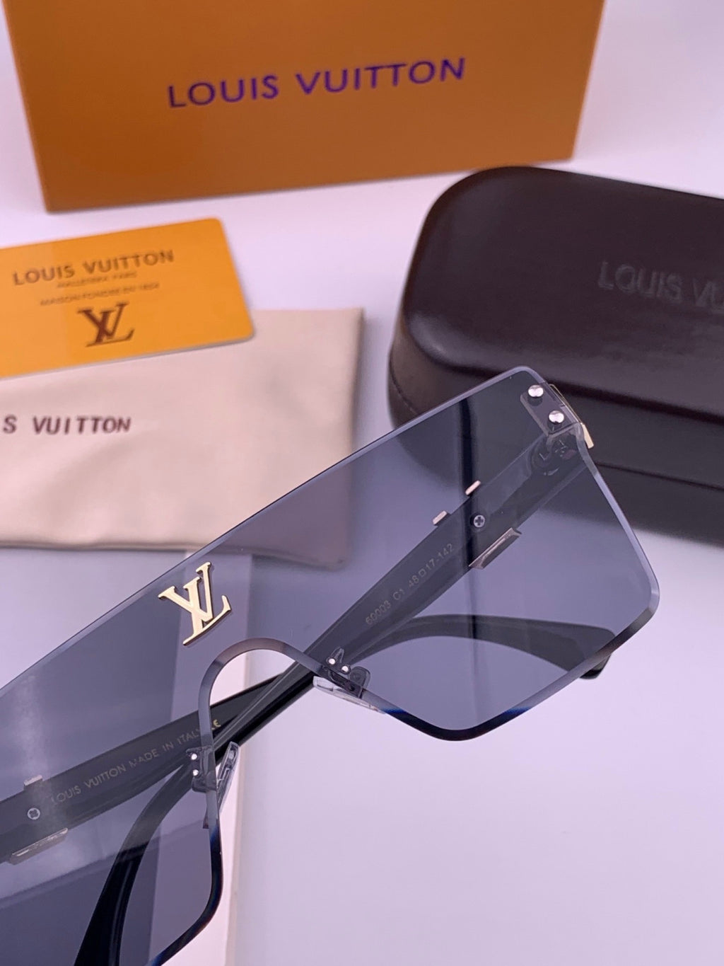 Louis Vuitton L36000 Oversized Blue Lens Sunglasses for Men & Women - detail image 4