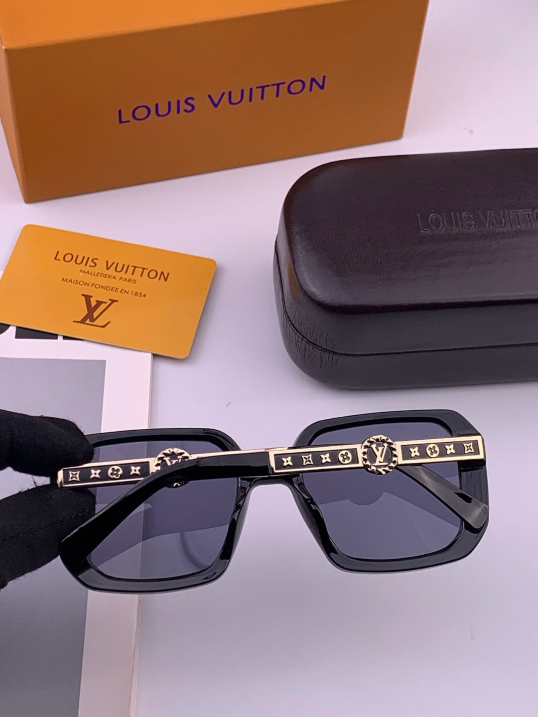 Louis Vuitton L37007 Oversized Brown Lens Sunglasses for Men & Women - 486251 - detail image 6